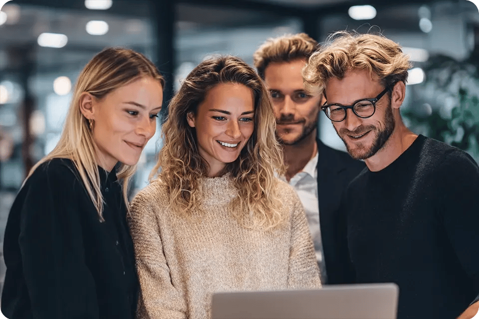 grupa-osob-przeglada-laptopa grupa-osob-przeglada-laptopa